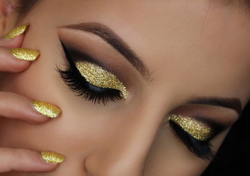 PunjabKesari, Nari, New Year party Makeup, Gold glitter eyeshadow