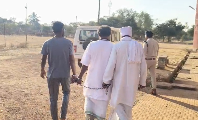 PunjabKesari, Khairagarh, Karmatra Violence, Fake Sadhu, Village Tension, Police Action, SP Inspection, Law and Order 