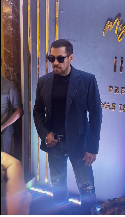 Salman Khan on Paparazzi 