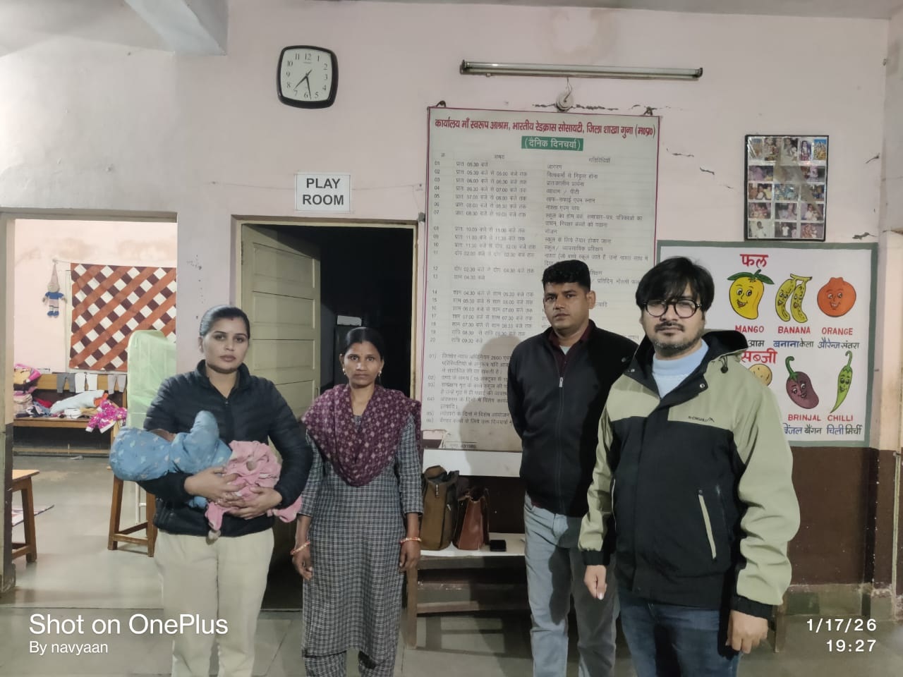 PunjabKesari, Guna Railway Station, Railway Heroes, Humanity Alive, Mother And Child, Indian Railways