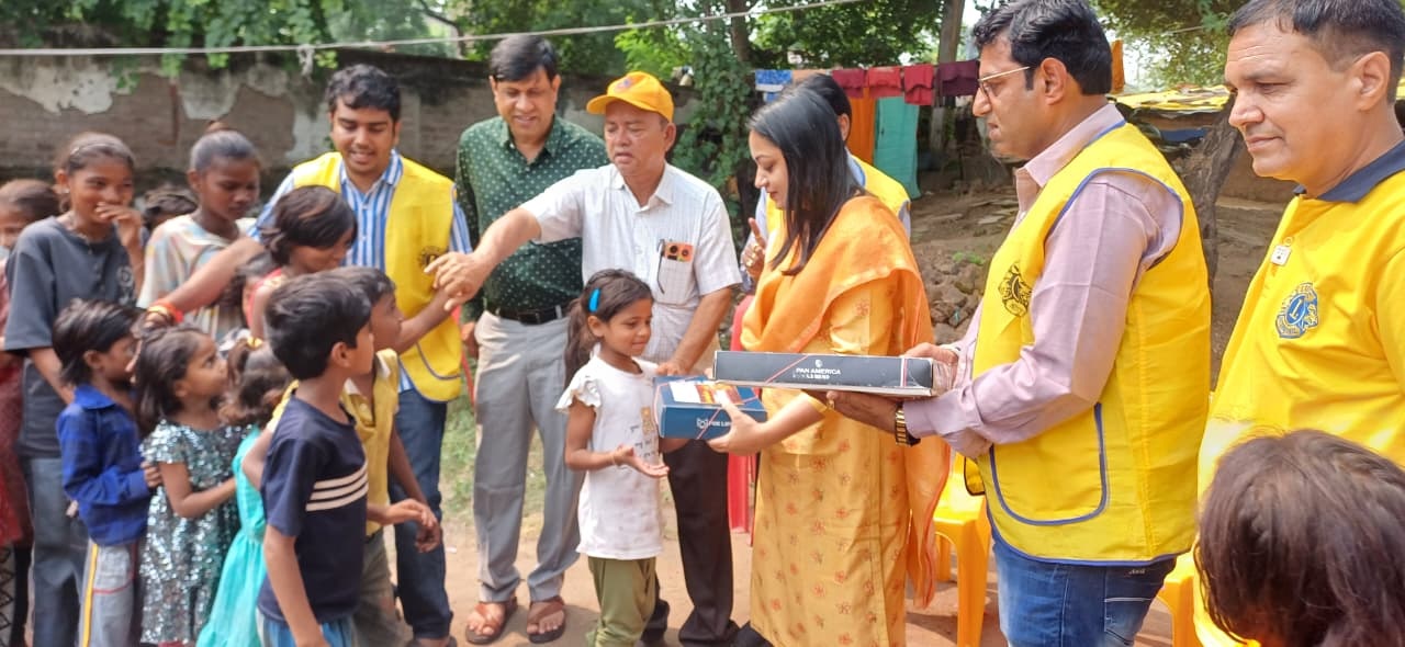 PunjabKesari, Barwani news, Collector Jayati Singh, Lions Club Barwani, Happy Diwali Kit, Diwali donation drive, Barwani social service, children Diwali celebration, Madhya Pradesh good news, Lions Club initiative