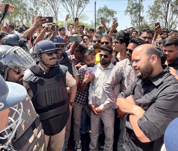 PunjabKesari, Ratlam News, Protest, Road Jam, Breaking News, MP News, Sherpur Protest, Traffic Jam, Public Issue, Heatwave, Political News