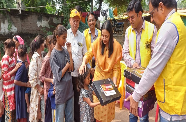PunjabKesari, Barwani news, Collector Jayati Singh, Lions Club Barwani, Happy Diwali Kit, Diwali donation drive, Barwani social service, children Diwali celebration, Madhya Pradesh good news, Lions Club initiative 