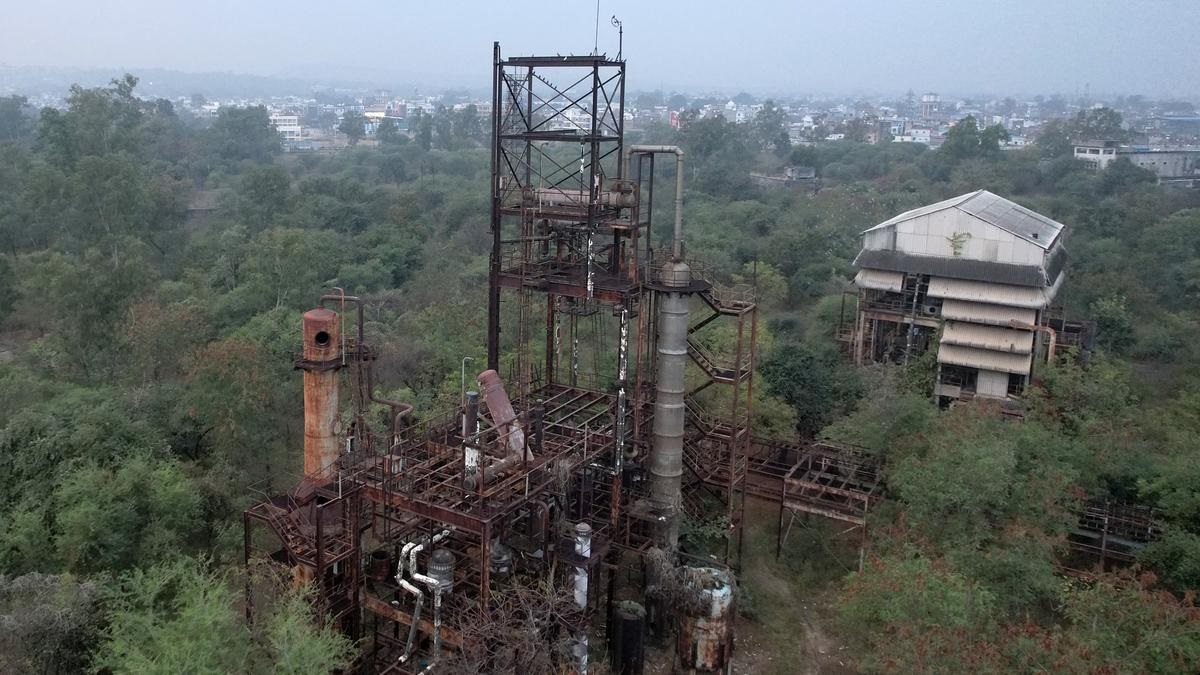 PunjabKesari, Bhopal Gas Tragedy, Union Carbide Waste, Madhya Pradesh High Court, Toxic Waste Disposal, Pithampur TSDF, Mercury Contamination, Environmental Pollution, Hemant Herole, Pithampur Bachao Samiti 