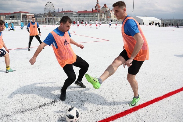 FIFA : Russian World Cup City's New Field Made From Recycled Plastic Cups 