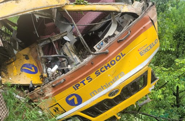 PunjabKesari, Driver died, 2 students injured in Jammu Bus Accident