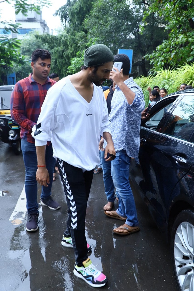 Bollywood Tadka, अनन्या पांडे इमेज, अनन्या पांडे फोटो, अनन्या पांडे पिक्चर, कार्तिक आर्यन इमेज, कार्तिक आर्यन फोटो, कार्तिक आर्यन पिक्चर
