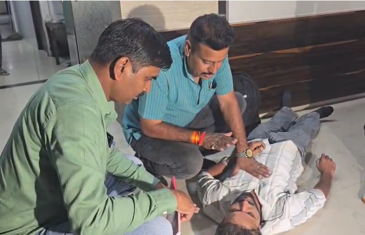 PunjabKesari, Indore, Police, CPR, Heart Attack, Life Saved, Quick Action, Heroic Police, Public Safety, Emergency Response, Humanitarian Act, Viral Video, Police Bravery, Citizen Rescue, MV Hospital 