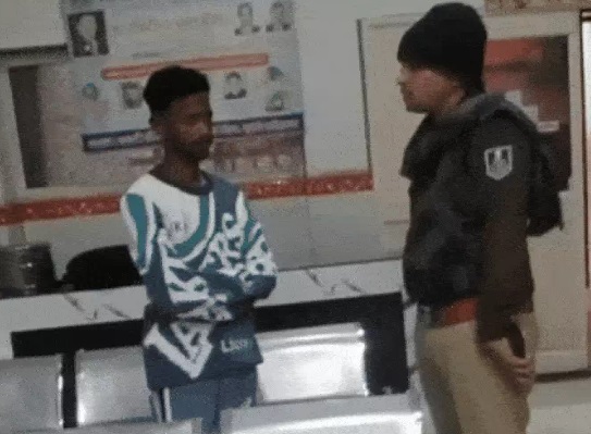 PunjabKesari, Madhya Pradesh Police, Nagda Police, SHO Amritlal Gawli, Police Hero, Life Saved, DGP Award, CPR Saved Life, MP Police News, Brave Police Officer