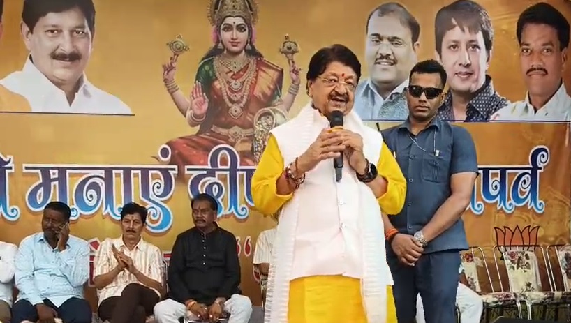 PunjabKesari, Indore News, MP News, Kailash Vijayvargiya, Ramesh Mendola, Diwali Celebration, Old Age Home, Social Welfare, Indore Events, Positive Message, Festival of Lights, Public Event, Cultural Program, Spiritual Message, Women Empowerment