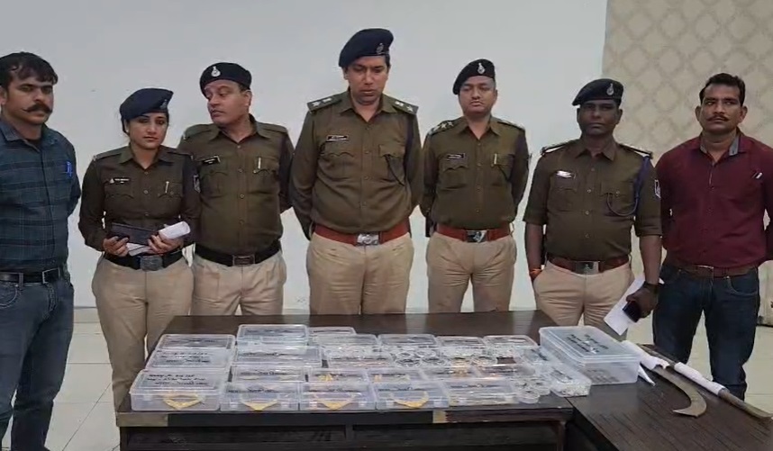 PunjabKesari, Indore Police, Tejaji Nagar Police, Bag Tanda Gang, Burglary Gang Busted, Indore Crime News, Indore Police Action, Jewellery Recovery, Illegal Weapon Seized