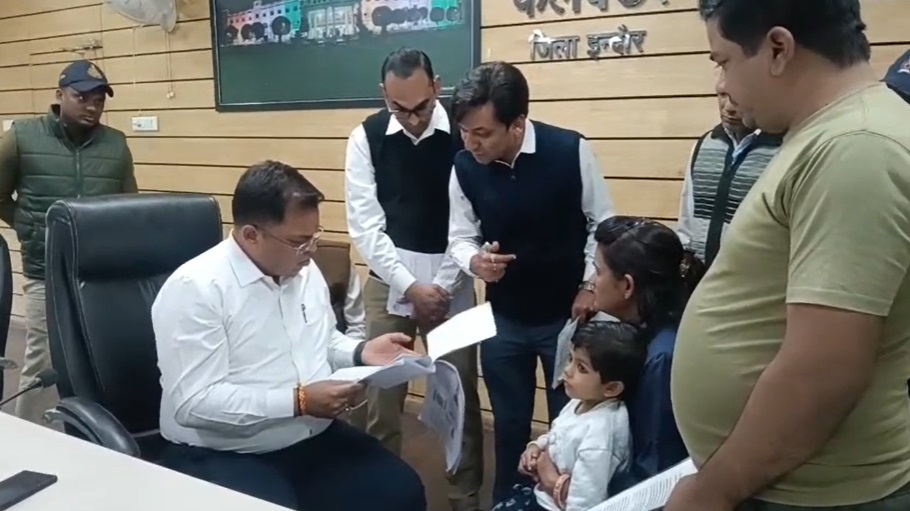 PunjabKesari, Indore Hospital, Expired Vaccine, Medical Negligence, Doctor Assault Case, Child in Danger, Mataram Hospital Dispute, Indore Police, Hexa Vaccine, Healthcare Negligence