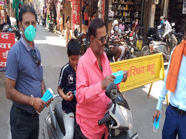 PunjabKesari,  Mask distribution done at Kotwali Square, the death anniversary of journalist Vishal Sharma 