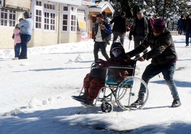 PunjabKesari, Patient on Wheel Chair Image