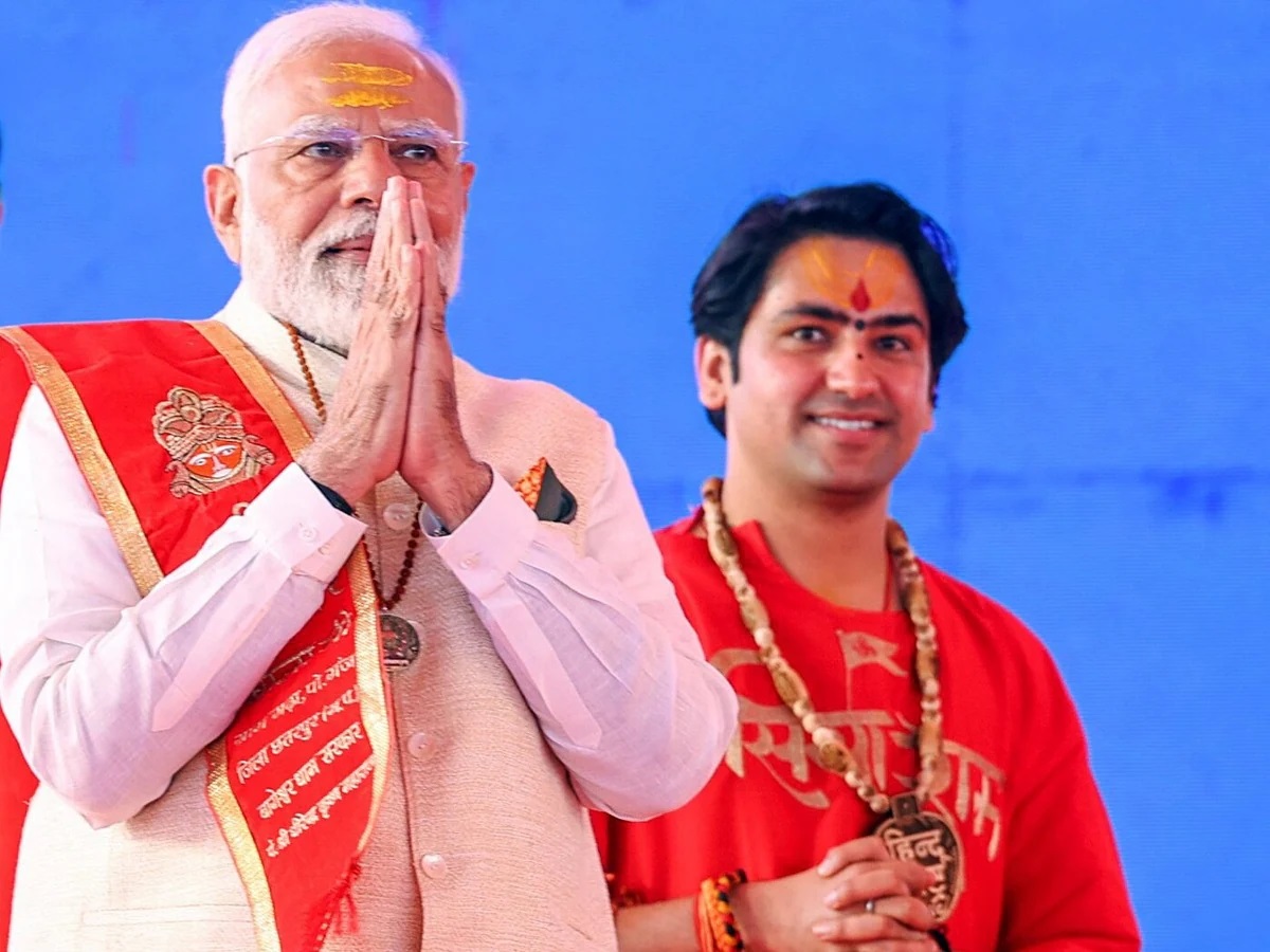 PunjabKesari, Dhirendra Krishna Shastri, Bageshwar Dham, Narendra Modi praise, Mission 2047, India politics, Hinduism, political statement, Bengal politics, Mamata Banerjee, Digvijay Singh, Kamal Nath, Bageshwar Dham news 