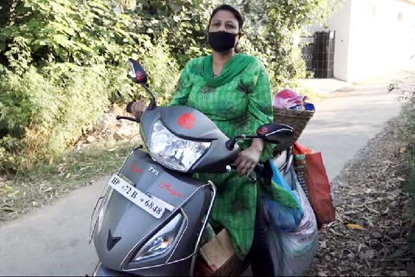 PunjabKesari, Female Vegetable Seller Image