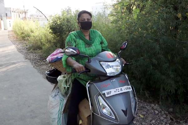 PunjabKesari, Female Vegetable Seller Image