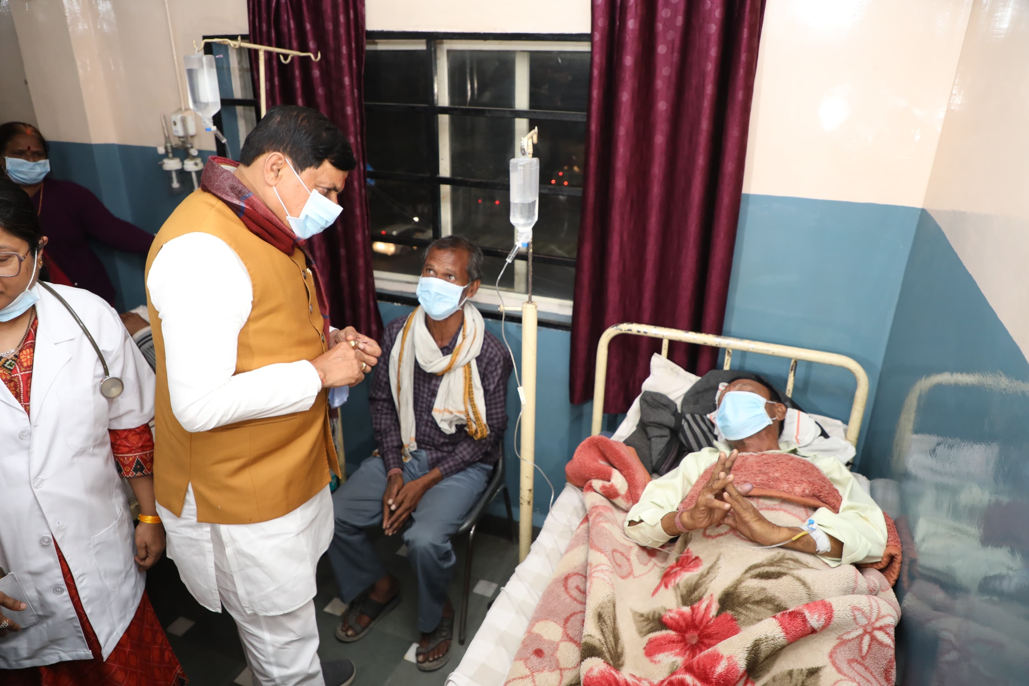 PunjabKesari, Indore News, CM Mohan Yadav, Madhya Pradesh News, Hospital Visit, Indore Incident, Health Services, Government Update, CM Visit