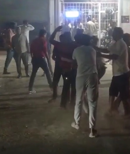 PunjabKesari, Satna, Madhya Pradesh, BJYM, BJP, Youth Wing, Liquor Shop, Discount Dispute, Sumit Pathak, Viral Video, Misbehavior, Public Outrage, Political Controversy, Law and Order, Alcohol Abuse, Indian Politics 