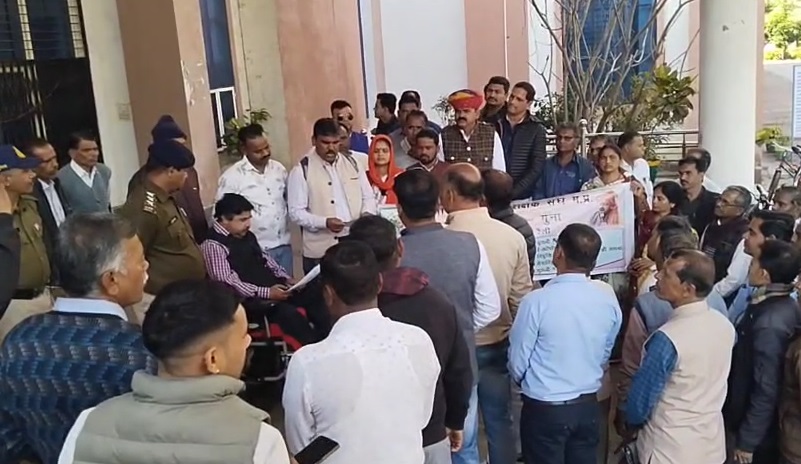 PunjabKesari, Teachers Protest, Old Pension Scheme, OPS Demand, E Attendance Boycott, MP Teachers Agitation, Guna News, Education Department, Teachers Union, Statewide Protest, Government Employees