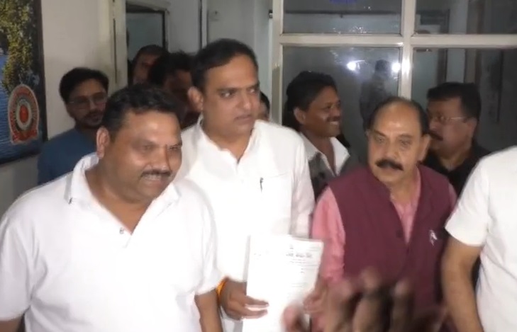 PunjabKesari, Jitu Patwari, Bhopal news, TT Nagar police station, Congress protest, FIR against Jitu Patwari, Praveen Saxena, JP Dhanopia, Madhya Pradesh politics, Shivraj Singh Chouhan, Soyabean farmers protest 