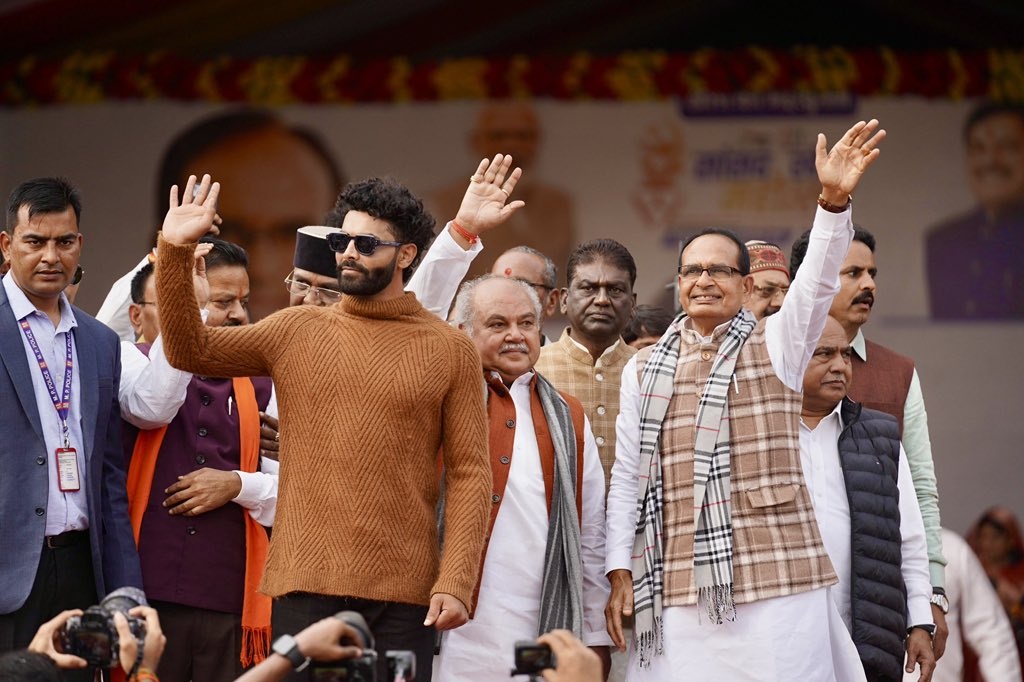 PunjabKesari, Raisen, Sansad Khel Mahotsav, Ravindra Jadeja, Shivraj Singh Chouhan, Cricket Event, Madhya Pradesh, Sports News, BJP Leaders, Stadium Moment