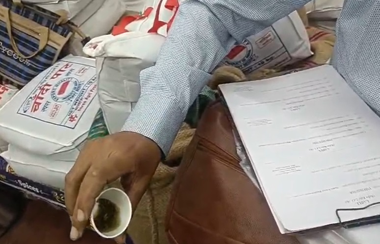 PunjabKesari, Indore News, Food Department Raid, Adulteration Case, Sionganj Market, Jay Shri Traders, Adulterated Saunf, Adulterated Khaskhas, Food Safety, Milavat Khor, Indore Update, Breaking News, Health Safety