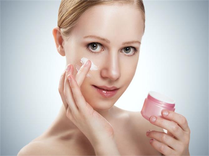 जानिए कौन सा मॉइस्‍चराइज़र है आप की त्वचा के लिए बेस्ट - know which  moisturizer is best for your skin