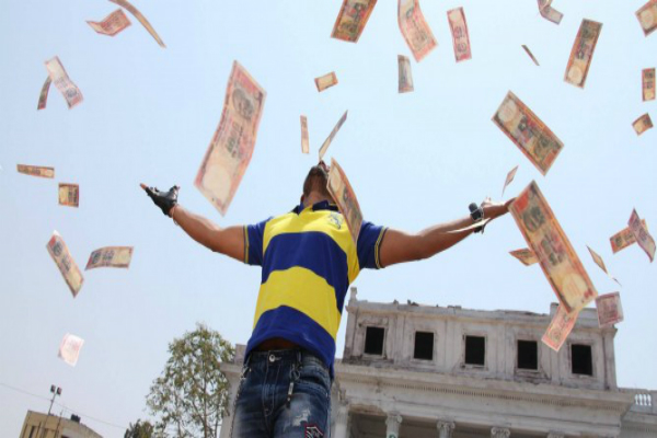 किस उम्र में किस्मत चमकने से व्यक्ति बनता है धनवान - article