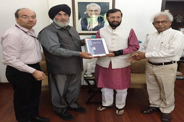 चीमा ने शिक्षा सुधारों की रिपोर्ट जावड़ेकर को सौंपी