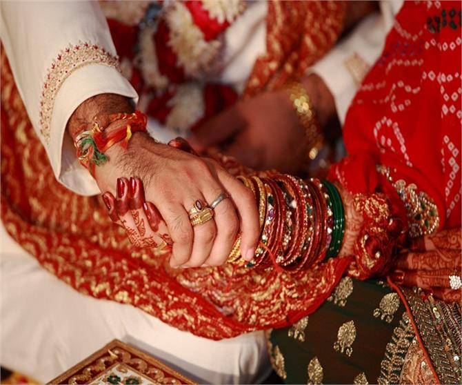 शादी की पहली रात हर कपल को करनी चाहिए ये बातें! (Pics)