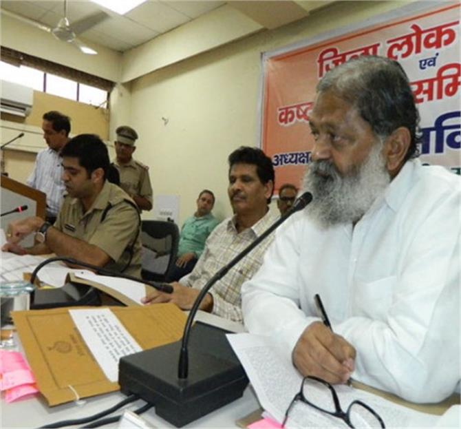 FIR दर्ज न करने पर विज ने किया एसएचओ को सस्पेंड