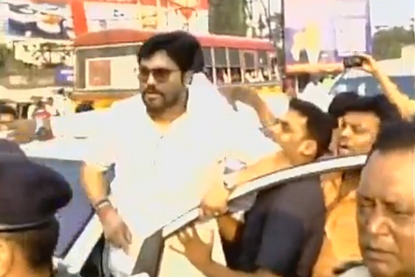 पश्चिम बंगाल: BJP-TMC कार्यकर्ताओं में भिड़ंत, केंद्रीय मंत्री को मारे पत्थर