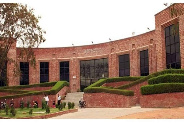 फिर विवादों में JNU, गुमशुदगी मामले में छात्रों ने VC, रजिस्ट्रार को बनाया बंधक