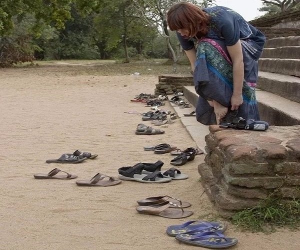 मंदिर में जाने से पहले क्यों खोल दिए जाते हैं जूते?(Pix)