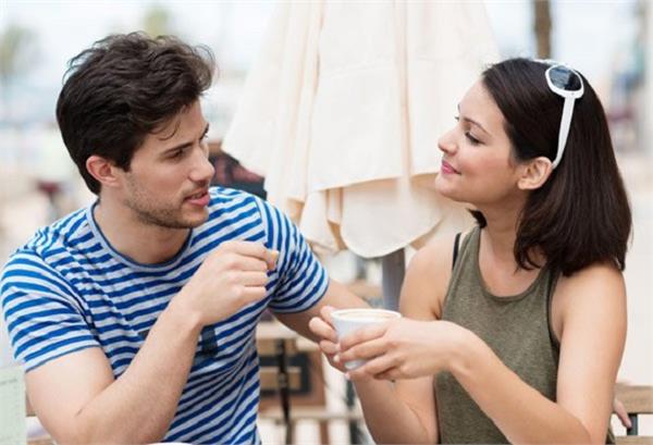 इन इशारों से पहचाने लड़की फ्लर्ट कर रही है या प्यार! -  flirting-signals-of-women - Nari Punjab Kesari