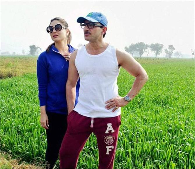 बेगम बेबो संग खेतों में पहुंचे सैफ...करीना ने ली लोगों के साथ सेल्फी -  kareena kapoor and saif ali khan in pataudi palace