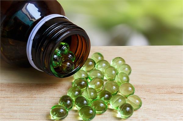 चेहरे से लेकर बालों की समस्याओं के लिए फायदेमंद है विटामिन E