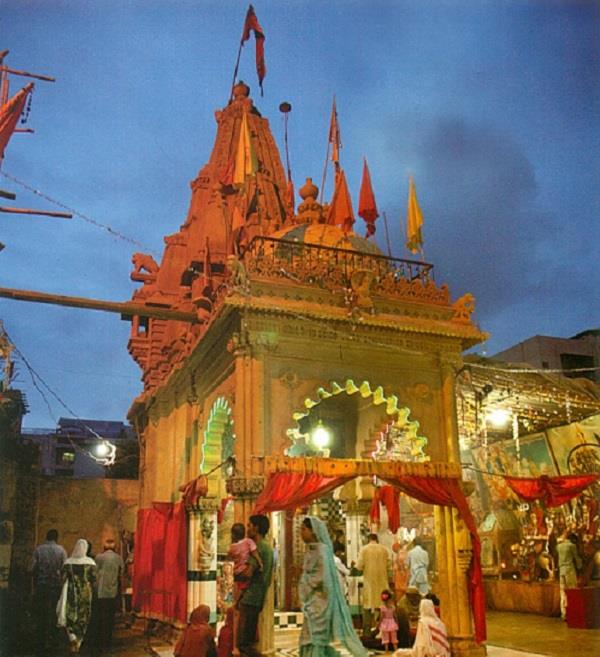 बहुत फेमस हैं पाकिस्तान के ये मंदिर, दूर-दूर से माथा टेकने आते हैं लोग