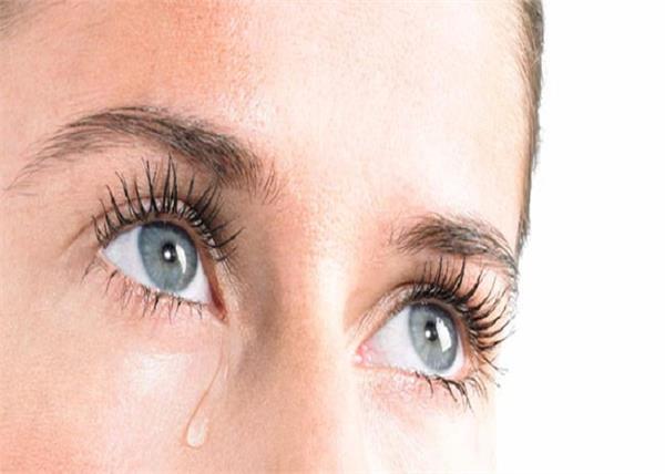 आंखों से निकलते पानी की समस्या से राहत दिलाएंगे ये नुस्खे