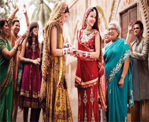 अनोखी प्रथाः यहां लड़का-लड़की नहीं बल्कि दो दुल्हनें लेती हैं सात फेरे!