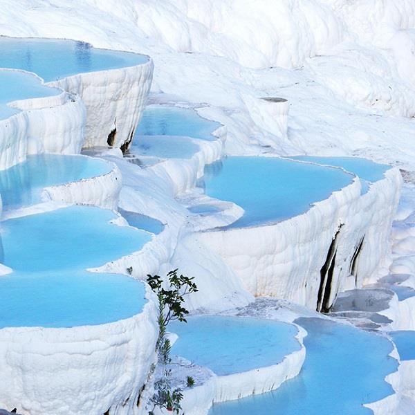 रहस्यमयी है यह जगह, सर्दियों में यहां उठाएं हॉट स्प्रिंग्स का लुत्फ