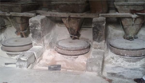 पानी से चलती है यह 200 साल पुरानी आटे की चक्की