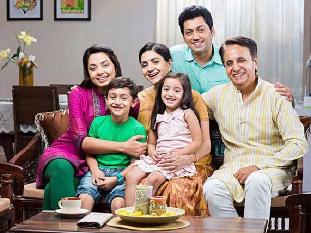 родители и дети. счастливая дружная семья. семья. счастливый ребенок. семья на белом фоне.