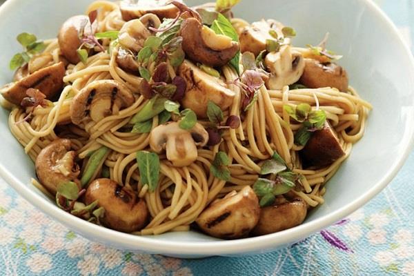 मशरूम नूडल्स