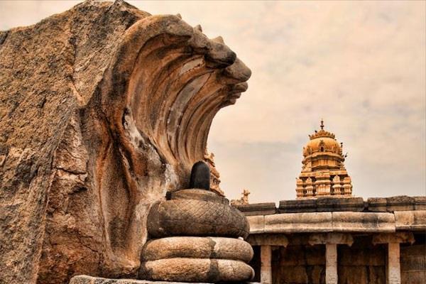 चमत्कार! हवा में झूलते खंभे पर टिका है ये मंदिर