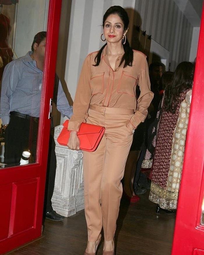 53 की उम्र में भी इतनी स्टाइलिश हैं Sridevi