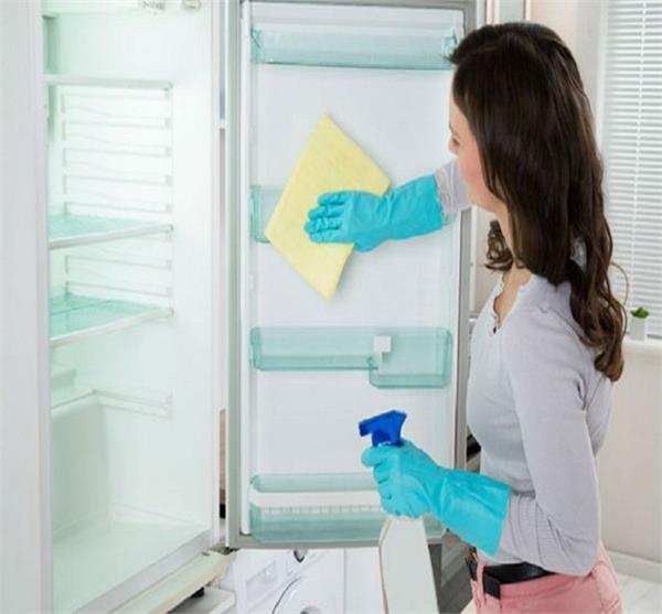 फ्रिज की साफ-सफाई करते वक्त जानें कुछ जरूरी बातें