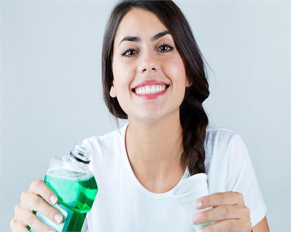 सांसो की बदबू ही नहीं, Mouthwash से मिलेंगे और भी कई फायदे