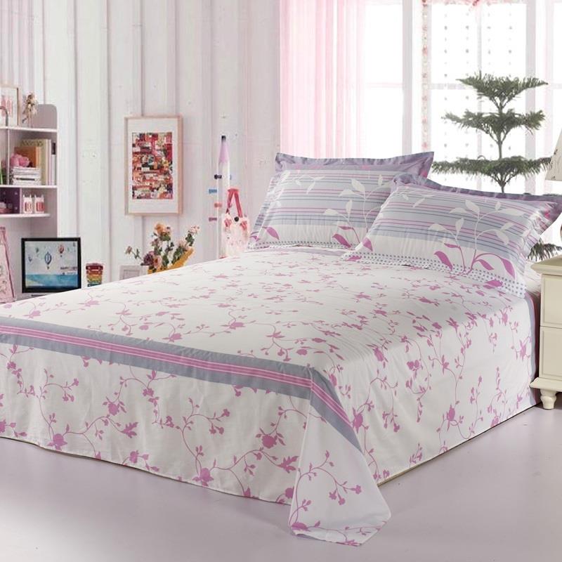 लाइट कलर Bedsheet से रूम दिखे कूल